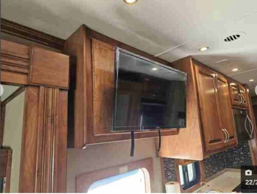 2016 Showhauler 2 Bath Cascadia Coach, 600HP, 13 Speed, 56K Miles, Available Today - Image 23